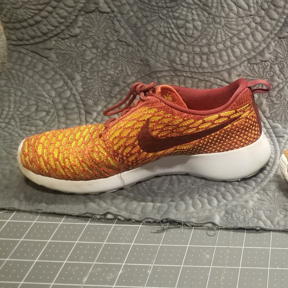 Nike Flyknit Roshe - Picture 8 of 10